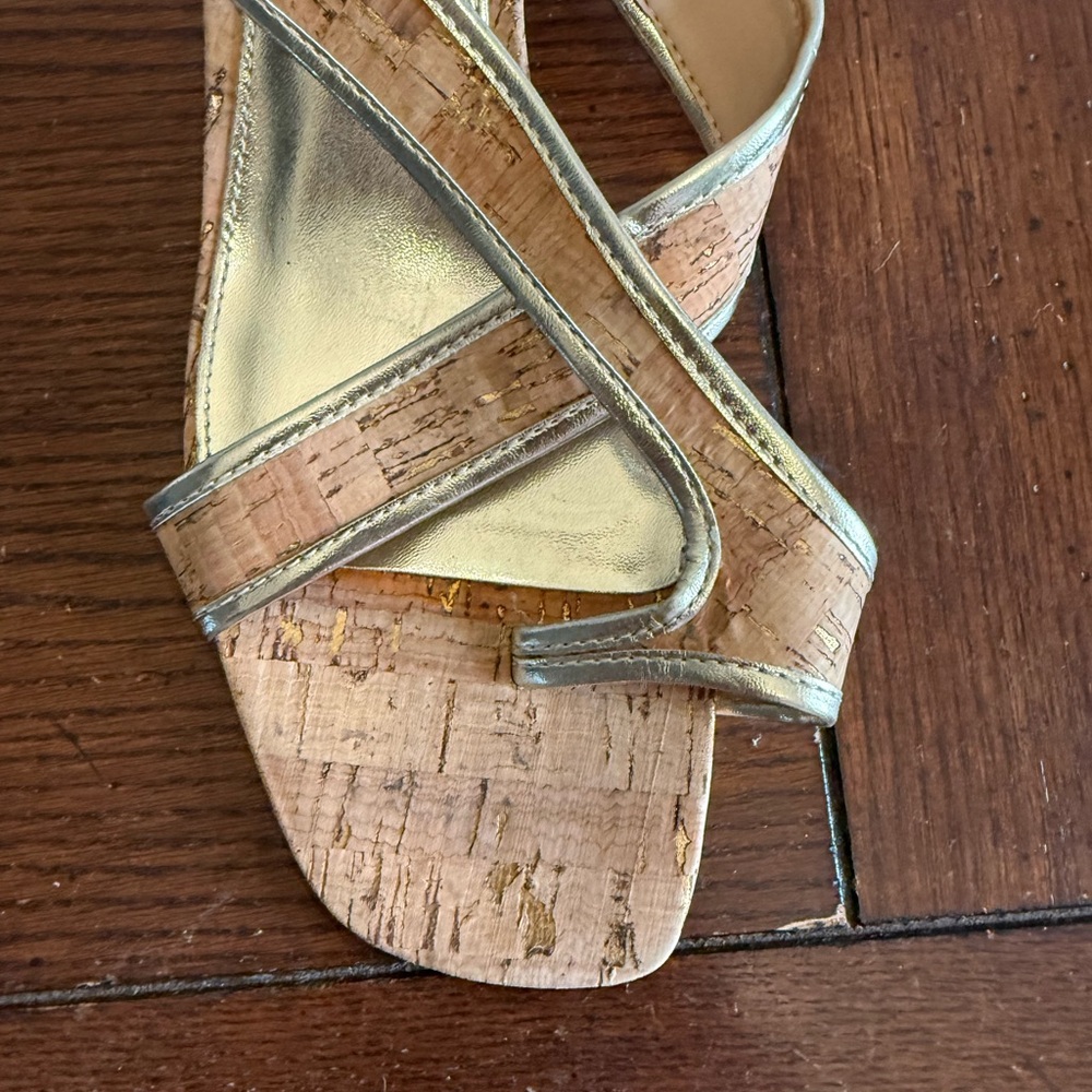 Donald Pliner Cassia cork Gold kitten heel Sandals 10 - Picture 8 of 8